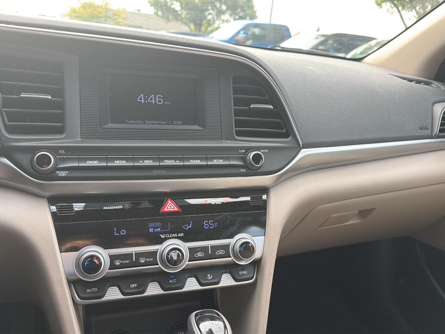 Used 2020 Quartz White Pearl Hyundai SE image 12
