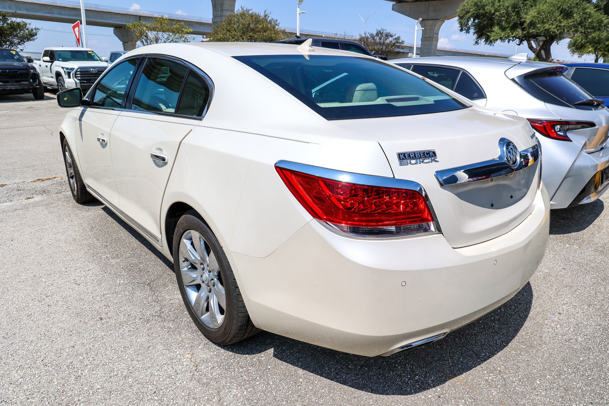 Used 2010 White Diamond Pearl Buick CXS image 9