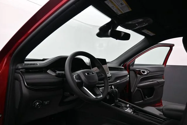 New 2026 Red Hot Pearl-Coat Exterior Paint Jeep Latitude image 16