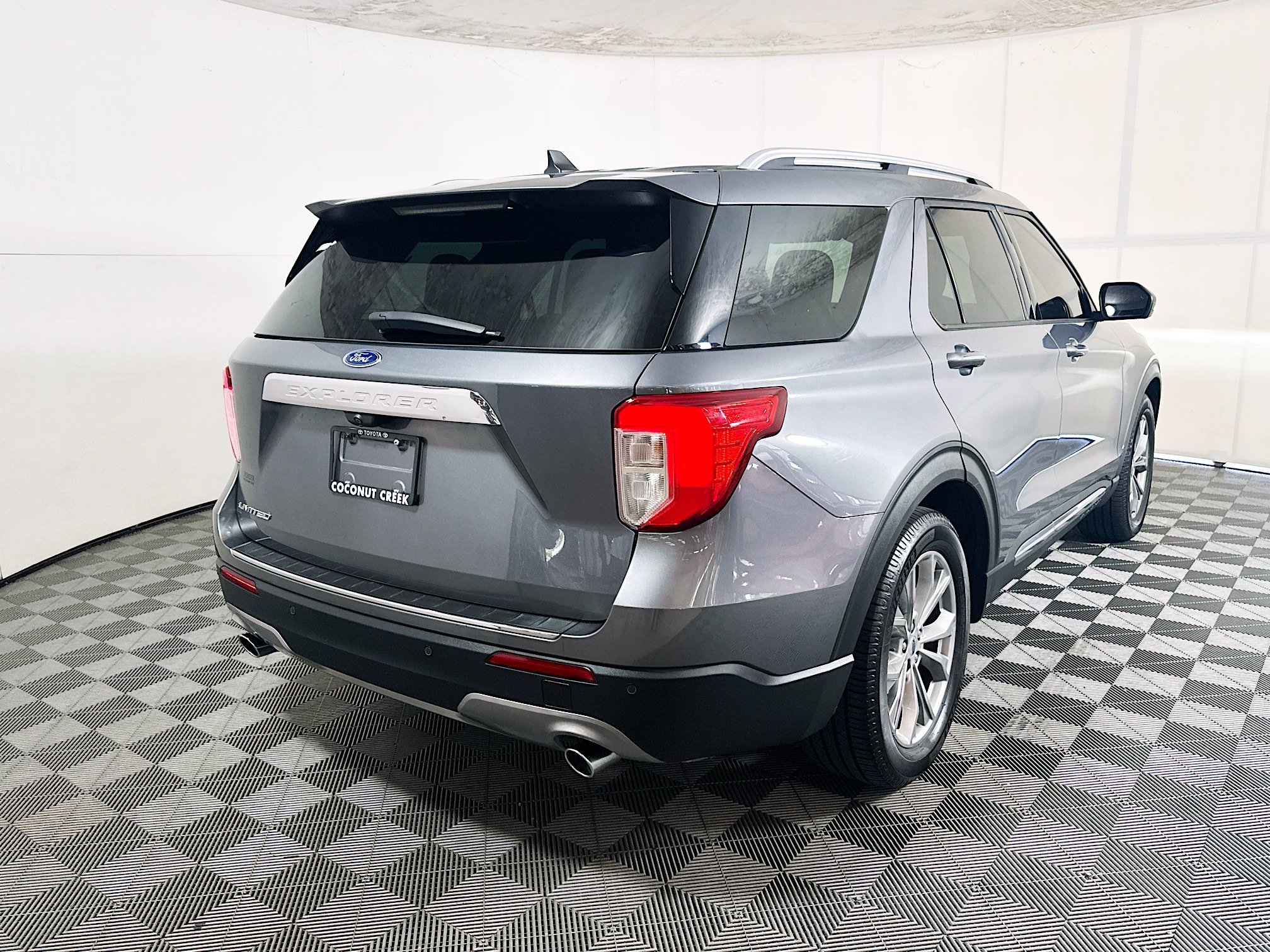 Used 2022 Gray Metallic Ford Limited image 3