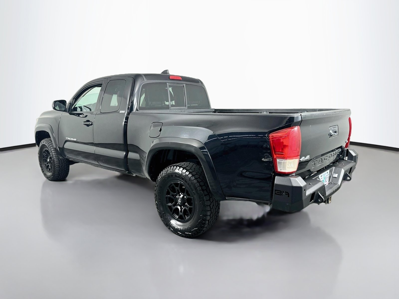 Used 2022 Midnight Black Metallic Toyota SR5 image 6