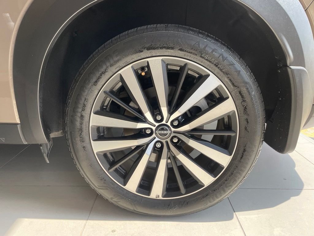 Used 2024 Black Nissan Platinum image 19