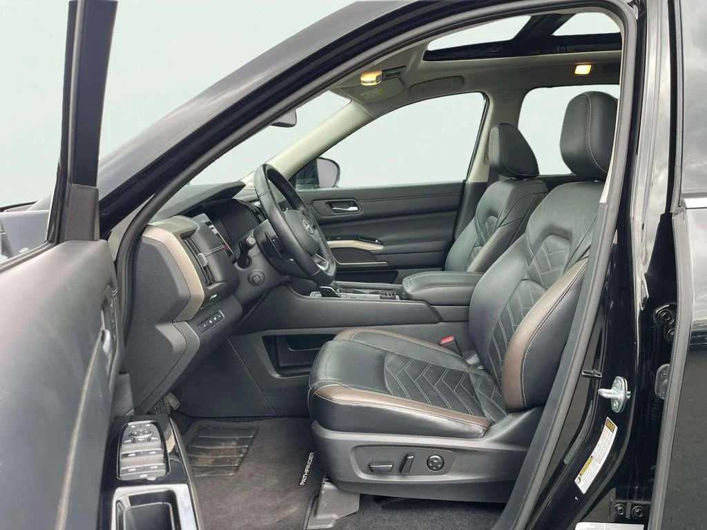 Used 2022 Super Black Nissan Platinum image 25