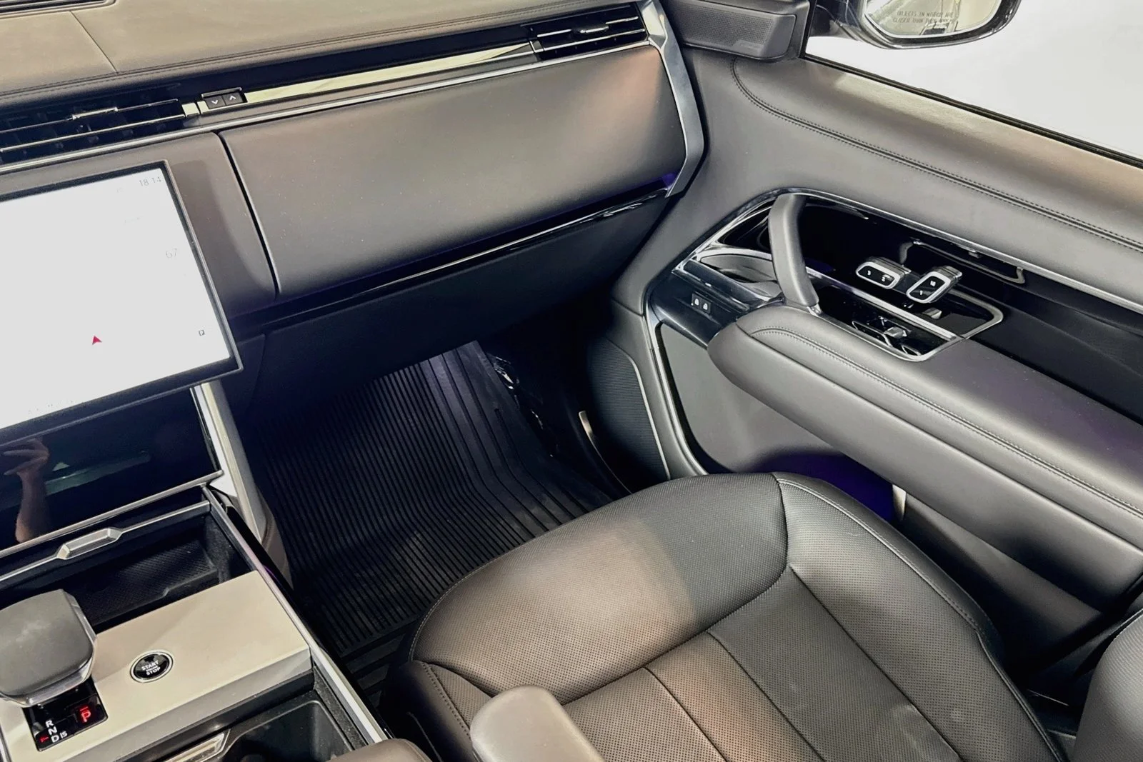 Used 2025 Santorini Black Metallic Land Rover SE image 22