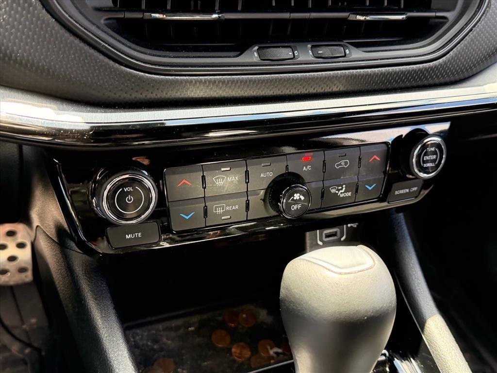 Used 2024 Silver Zynith Metallic Clearcoat Jeep Trailhawk image 24