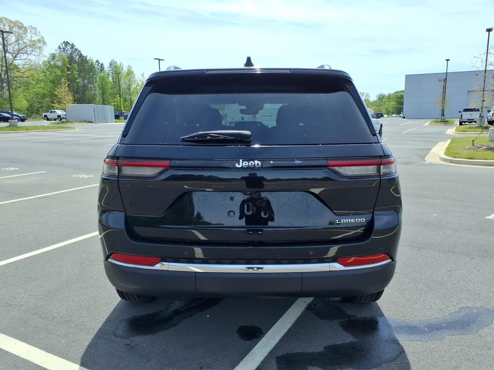 Used 2023 Diamond Black Crystal Pearlcoat Jeep Laredo image 14