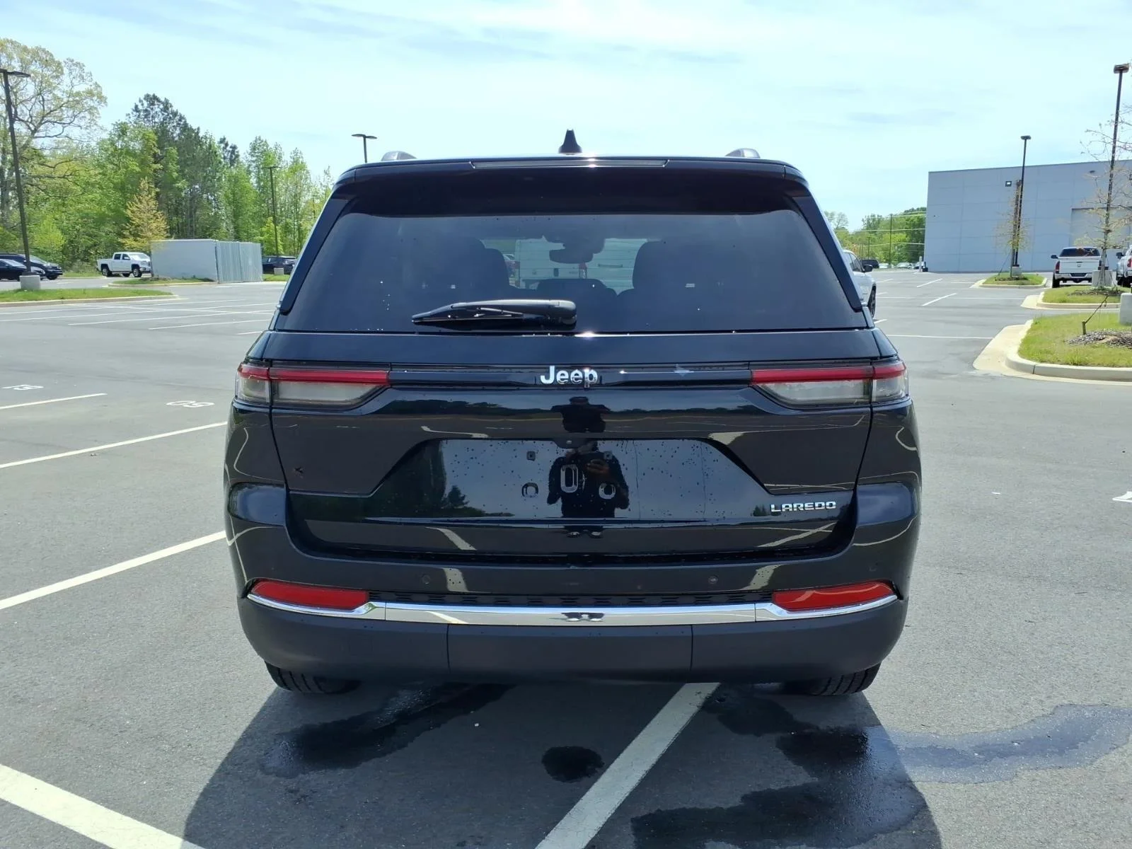 Used 2023 Diamond Black Crystal Pearlcoat Jeep Laredo image 14
