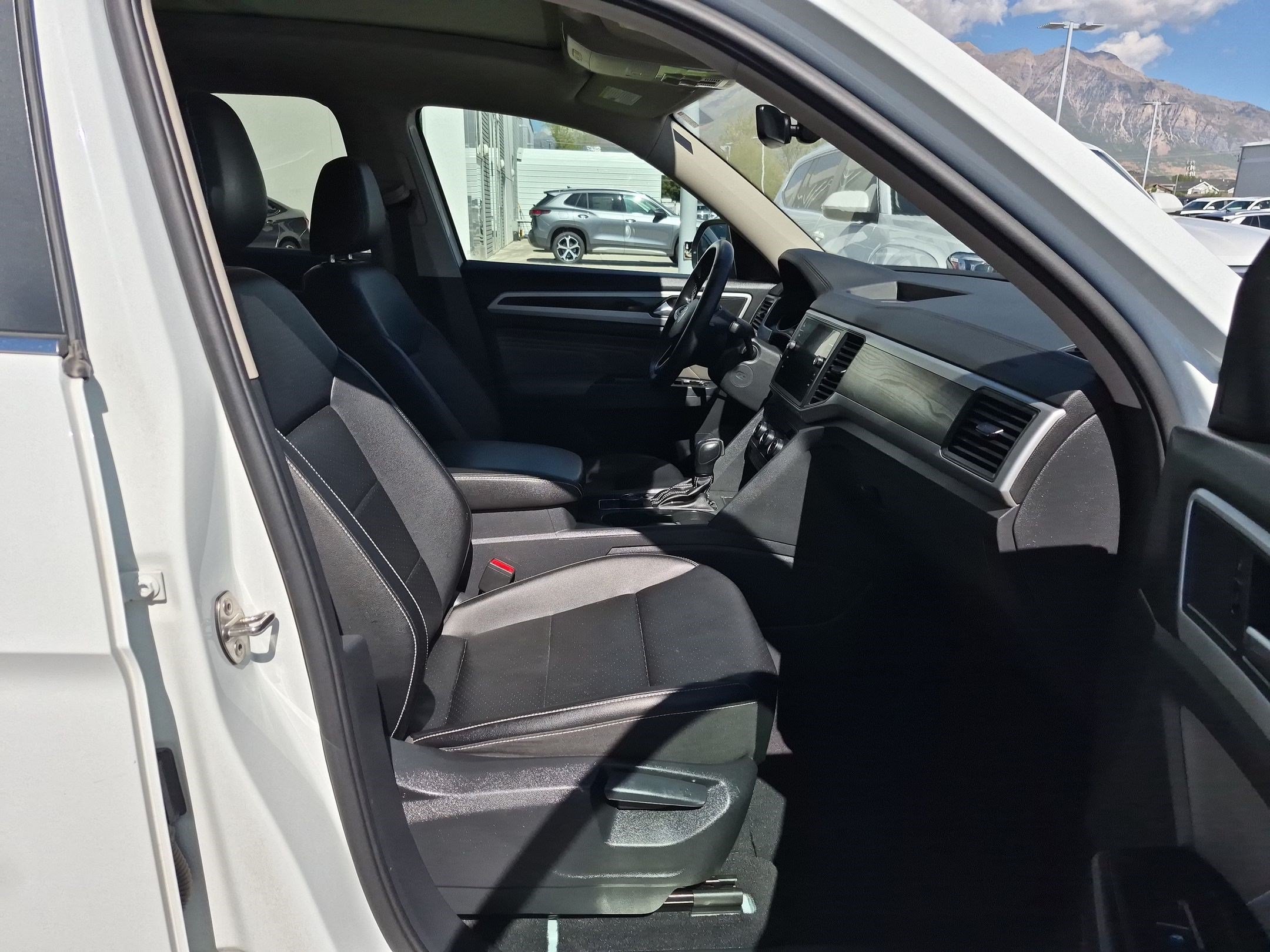 Used 2021 Pure White Volkswagen 3.6L V6 SE w/Technology image 30