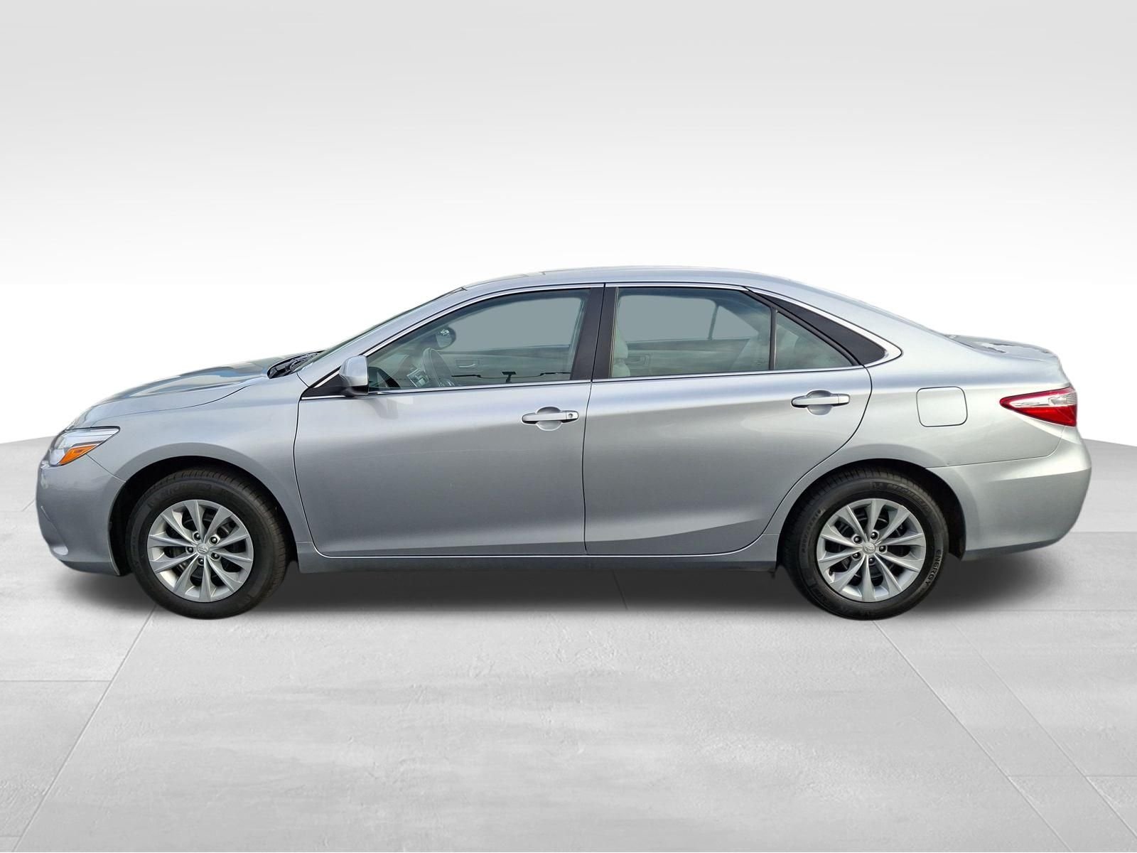 2017 Toyota Camry LE - Photo 7