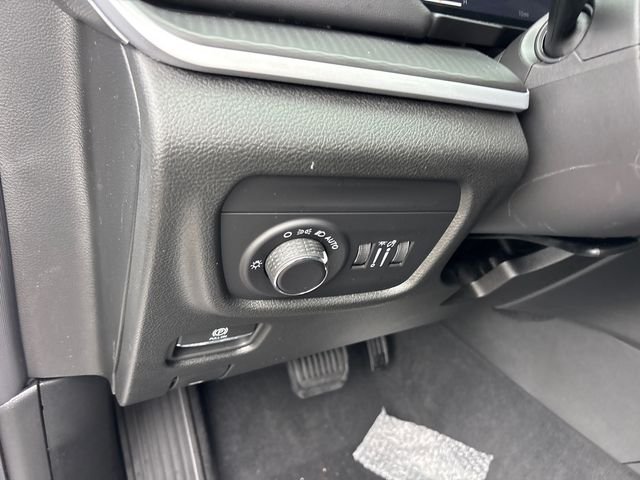 New 2027 Bright White Clear-Coat Paint Jeep Laredo X image 18