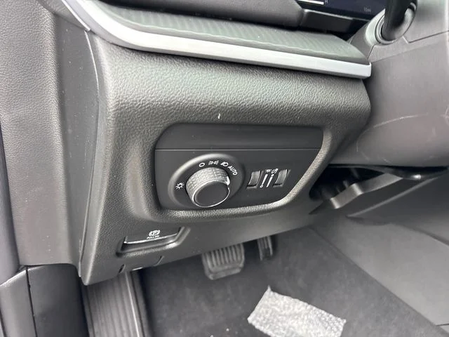 New 2027 White/off-white Jeep Laredo X image 18