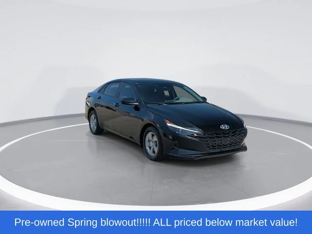 Used 2023 Black Hyundai SE image 2