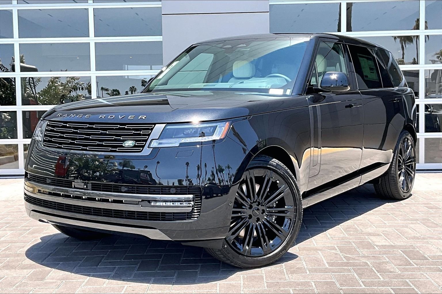 New 2026 Santorini Black LAND ROVER SE LWB 7-Seats / V8 image 1