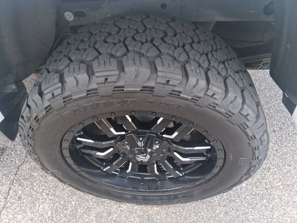Used 2022 White Chevrolet Z71 image 8