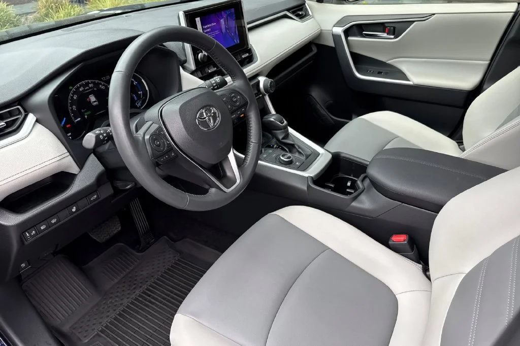 2024 Toyota RAV4 XLE Premium - Photo 10