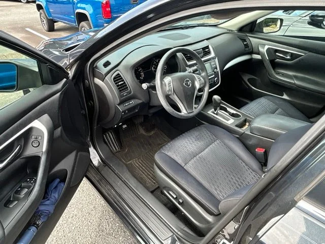 Used 2017 Blue Nissan 2.5 S image 9