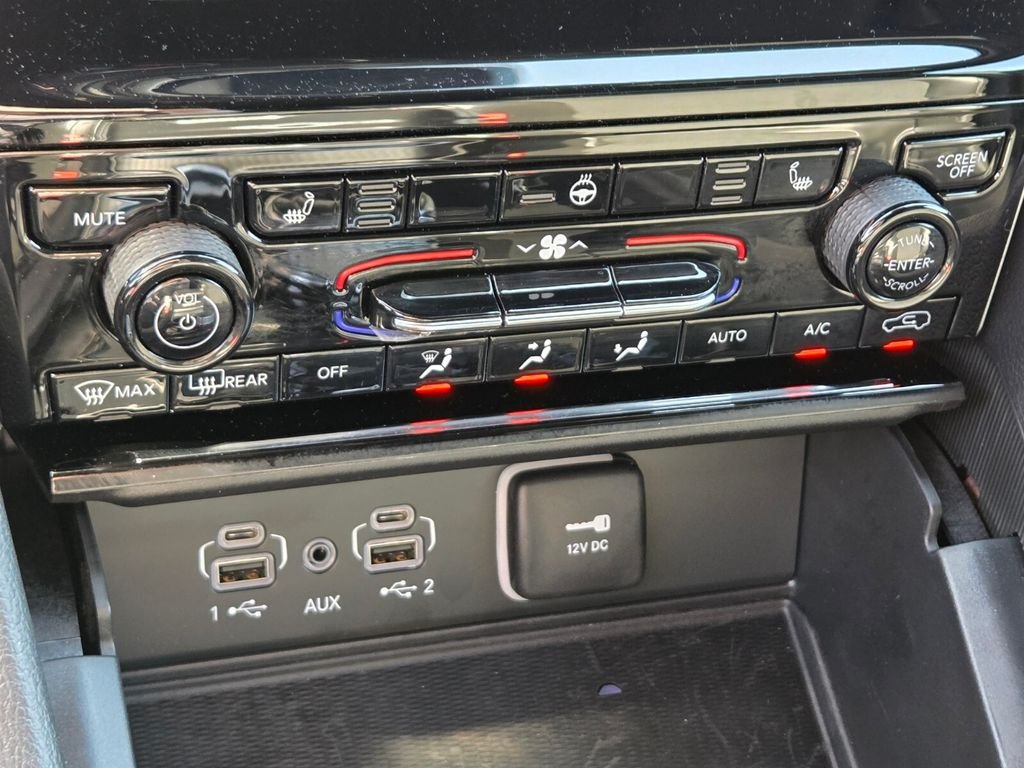 Used 2025 White/off-white Jeep  image 32