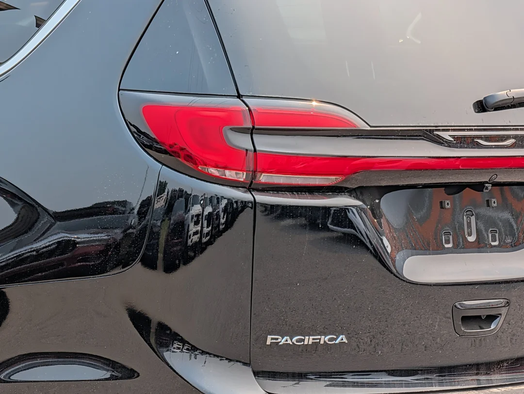 New 2027 Black Chrysler Select - - FWD - Stow n Go Seating - Adaptive Cruise - Apple CarPlay & More! image 9
