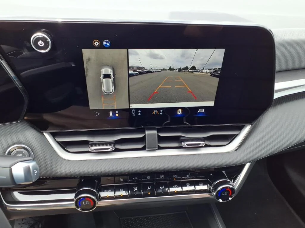 New 2026 Summit White Chevrolet FWD LT image 9