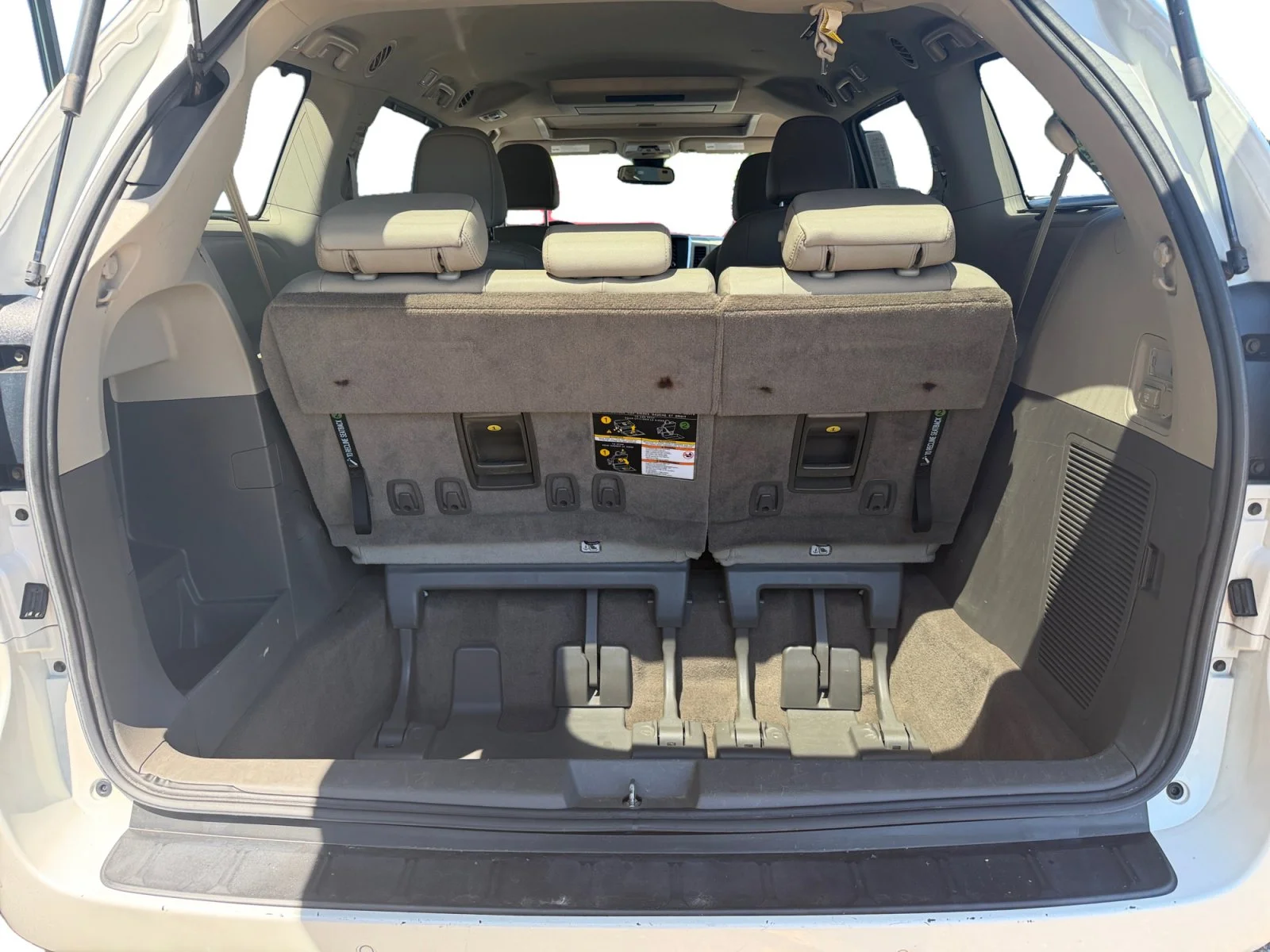 Used 2018 Super White Toyota XLE Premium image 37