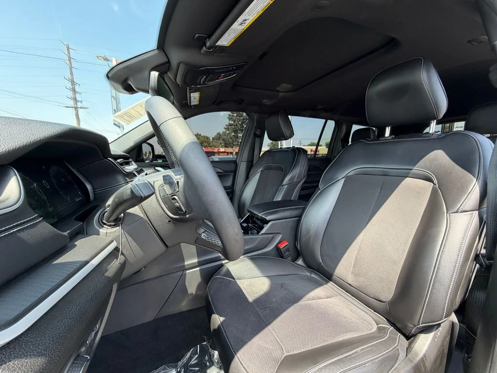 Used 2023 Silver Jeep Altitude image 13