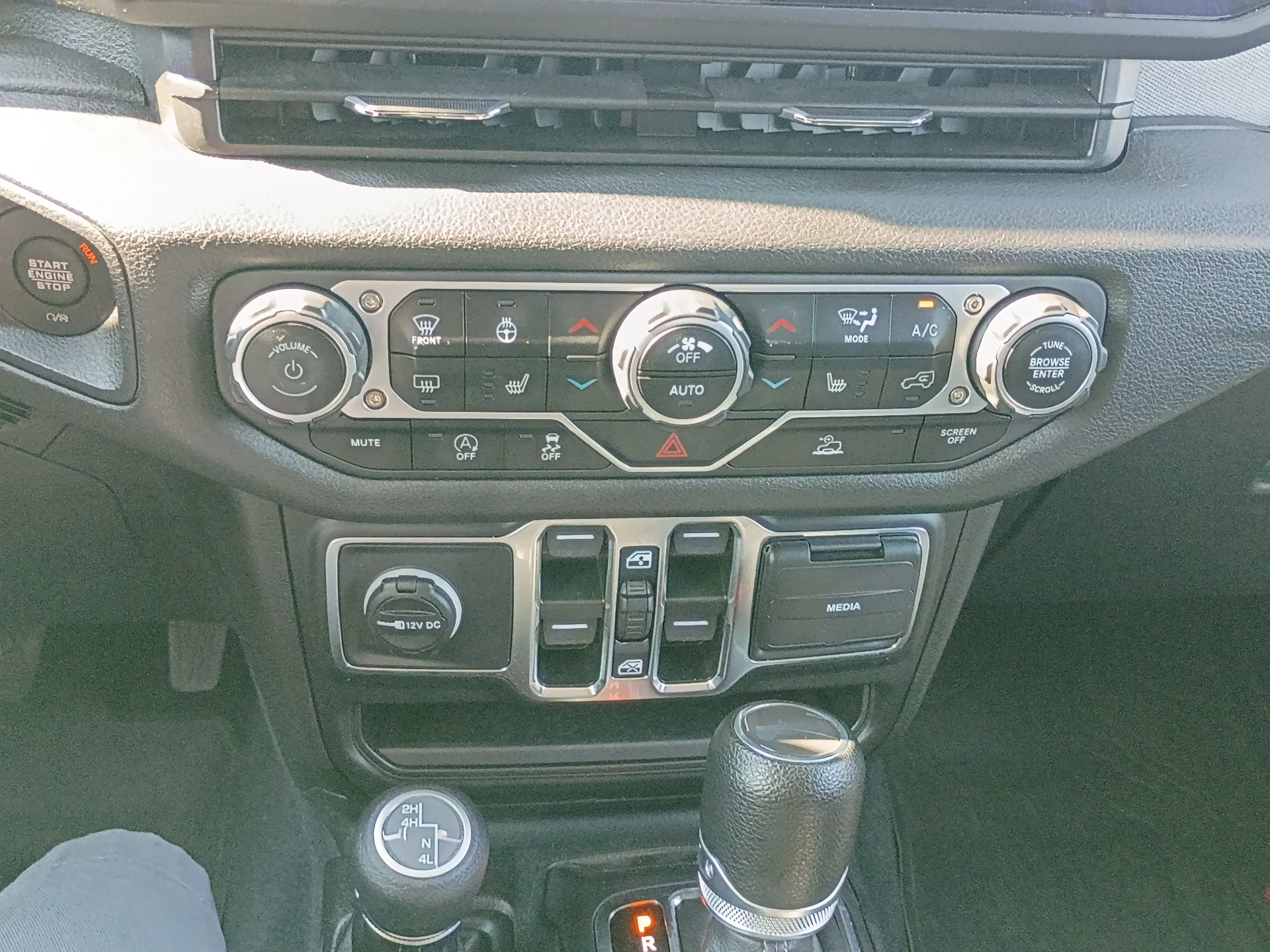 Used 2024 Earl Clear Coat Jeep Sport S image 22