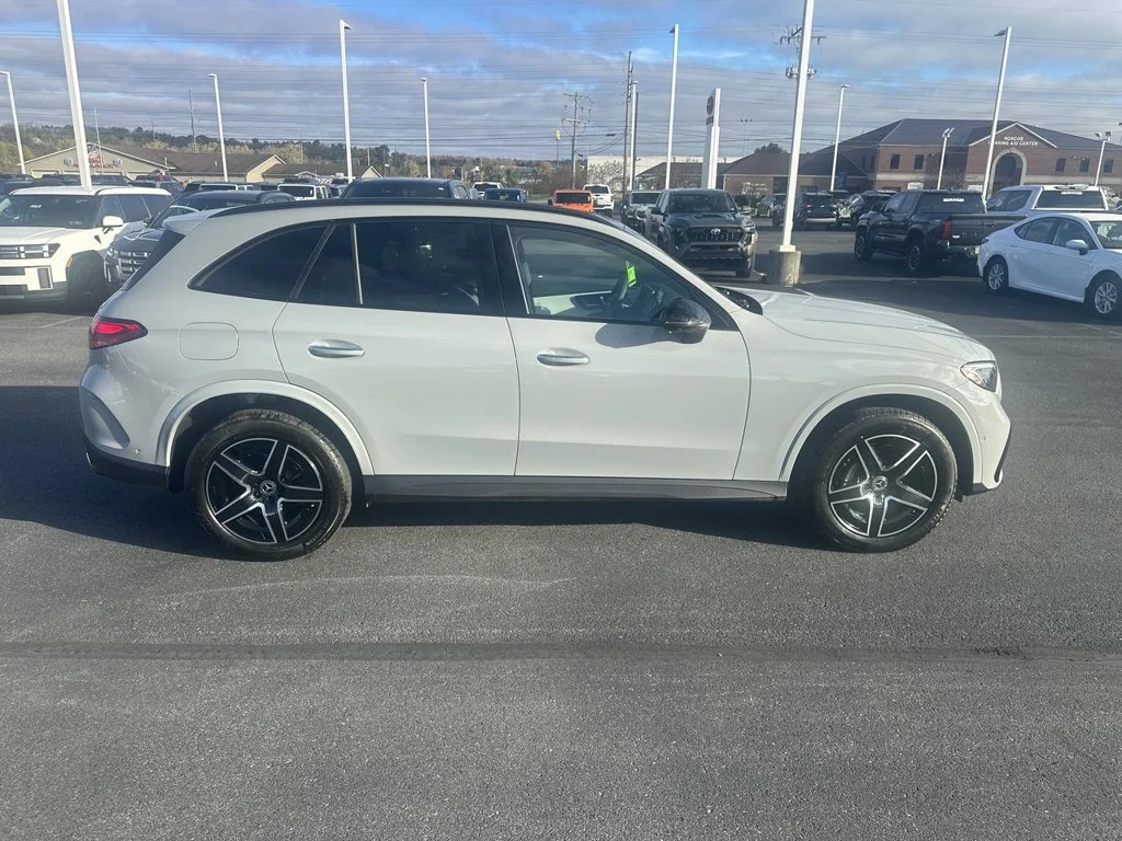 Used 2026  Mercedes-Benz GLC 300 image 9