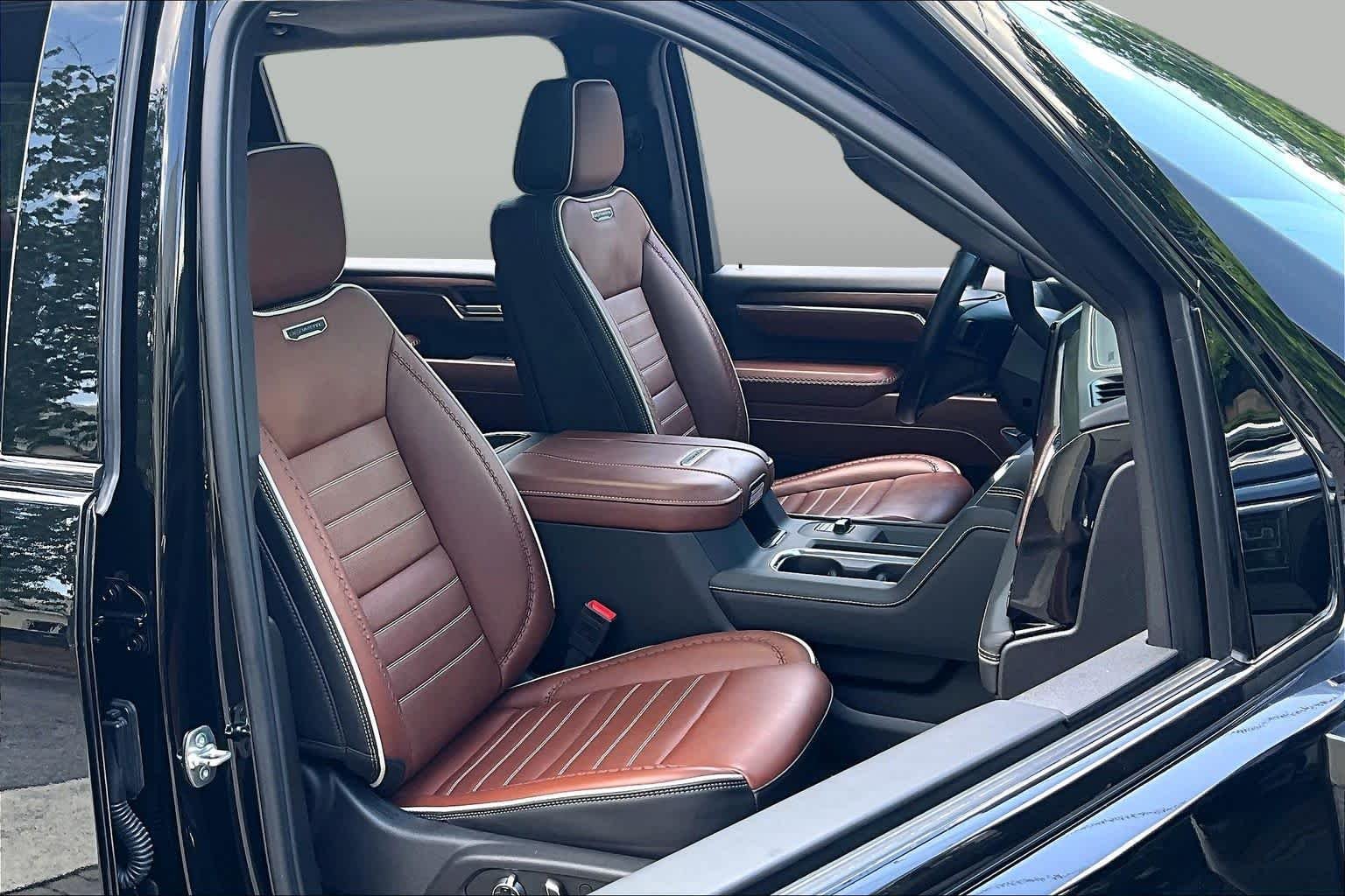 Used 2025 Onyx Black GMC Denali Ultimate image 9
