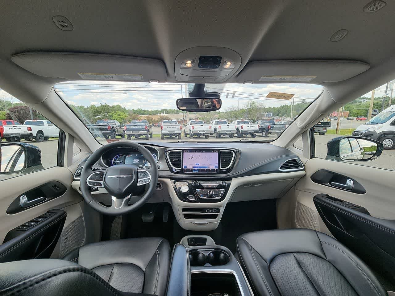 Used 2024  Chrysler Hybrid Select image 17