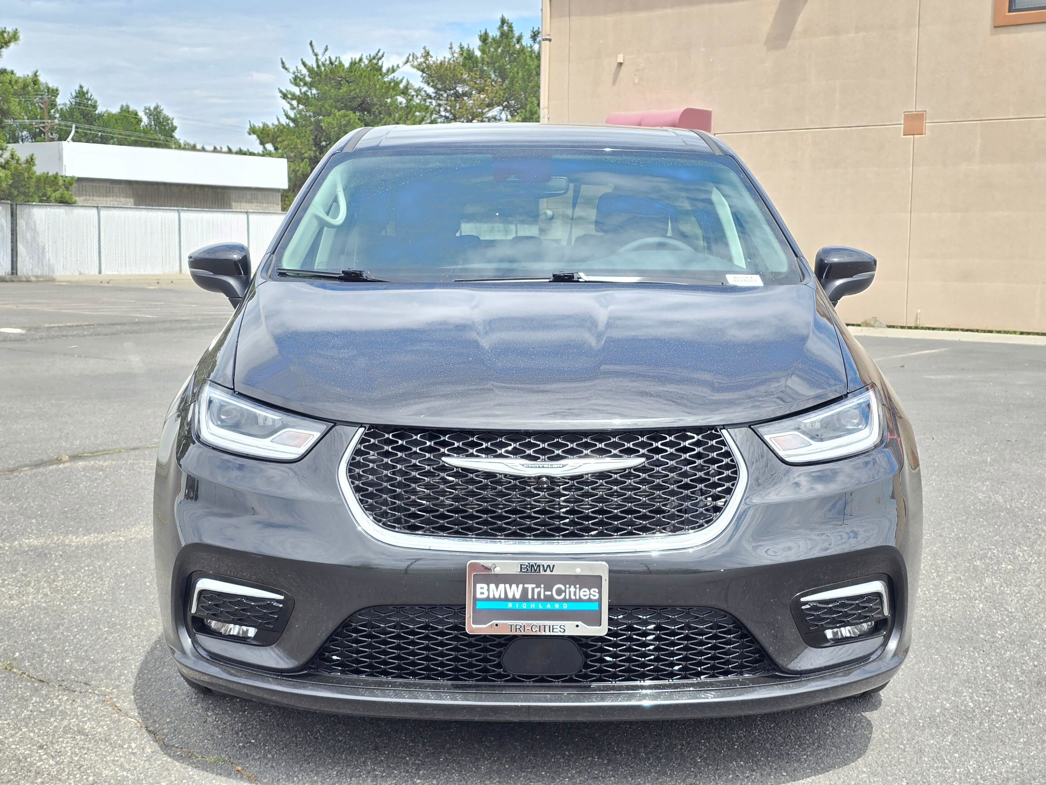 Used 2023 Brilliant Black Crystal Pearlcoat Chrysler Touring L image 6