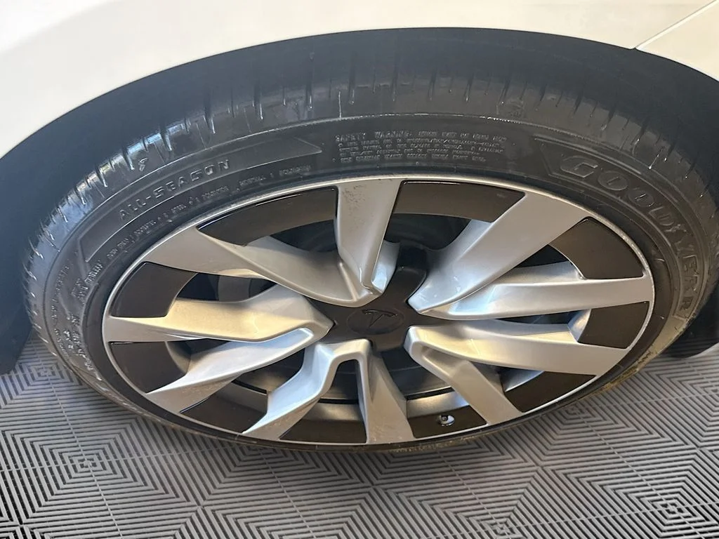 Used 2025  Tesla Standard image 26