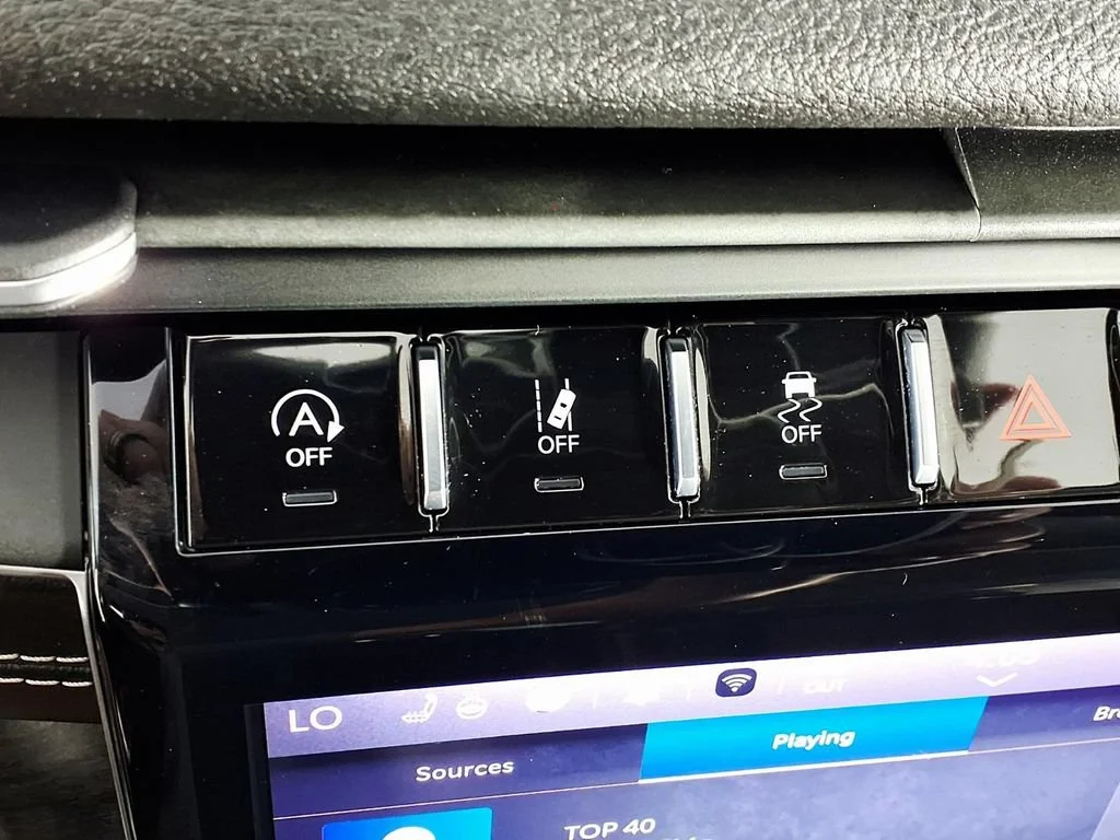 Used 2022 Diamond Black C Jeep Limited image 22