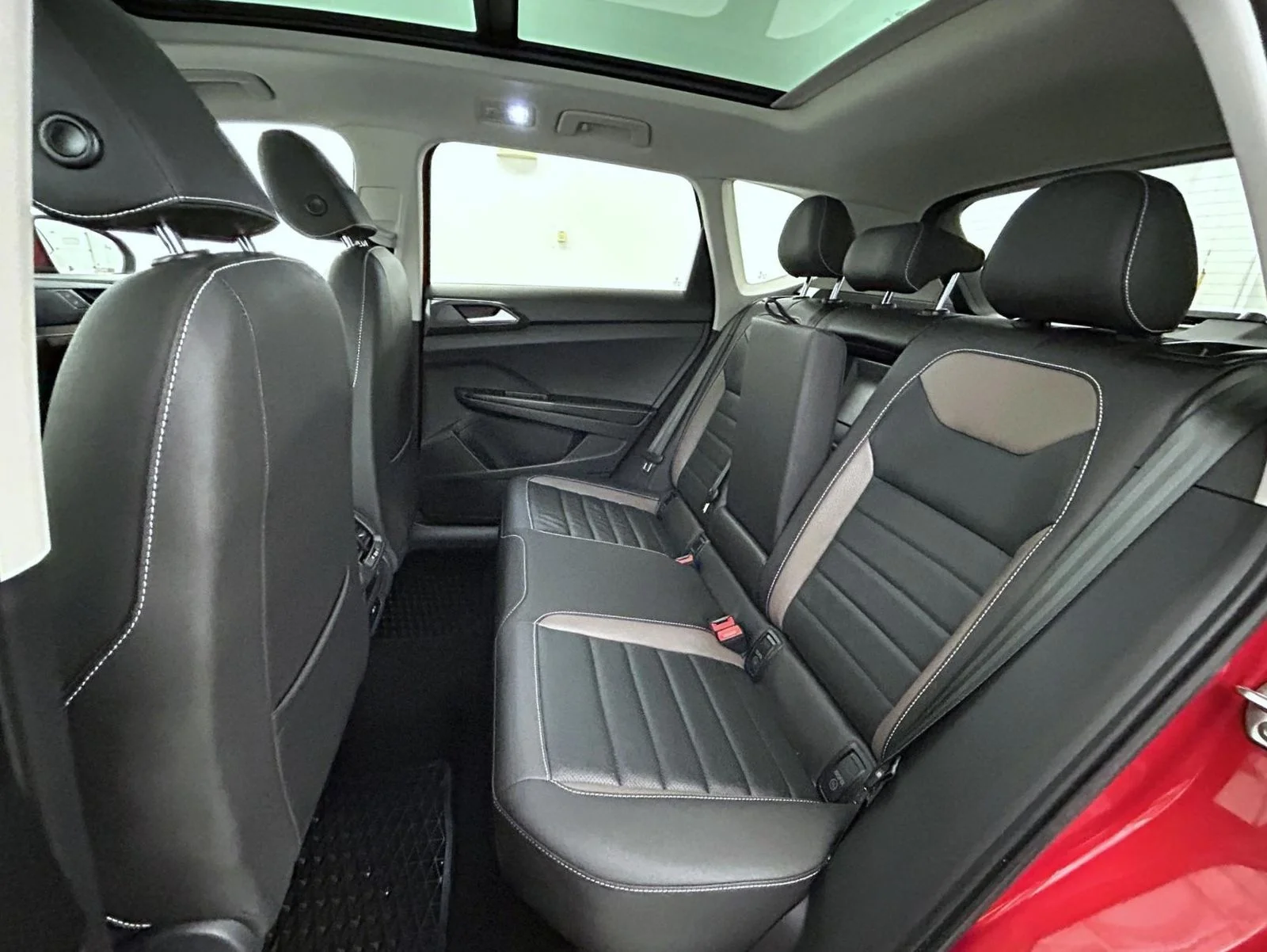 Used 2024 Red Volkswagen 1.5T SEL image 19