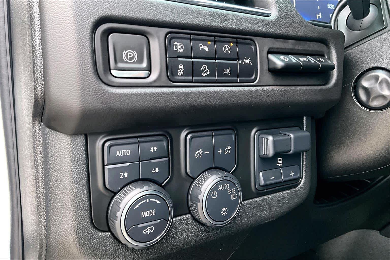 Used 2023 Iridescent Pearl Tricoat Chevrolet High Country image 33