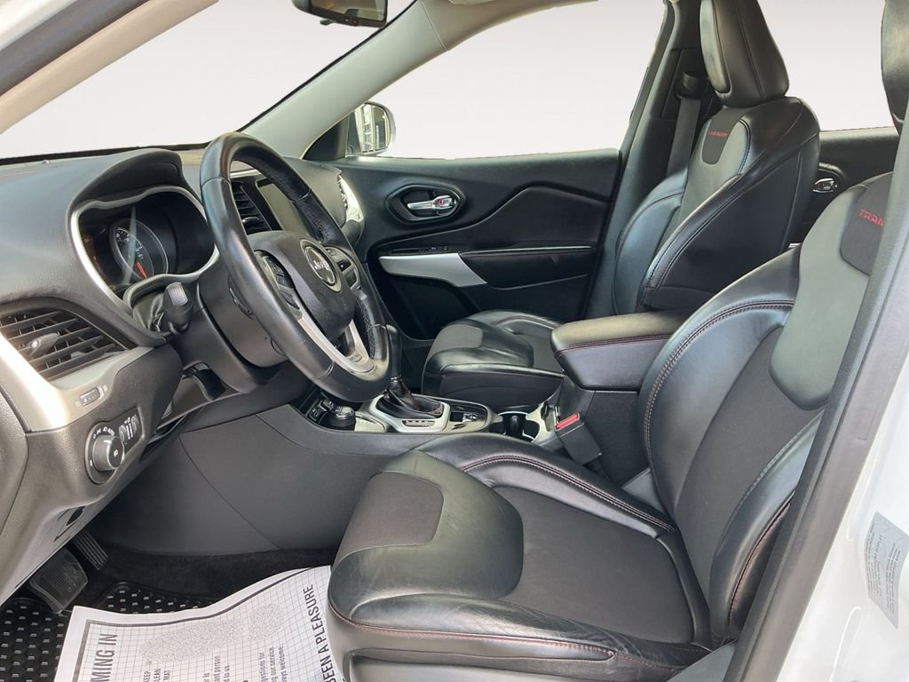 Used 2018 White Jeep Trailhawk image 10