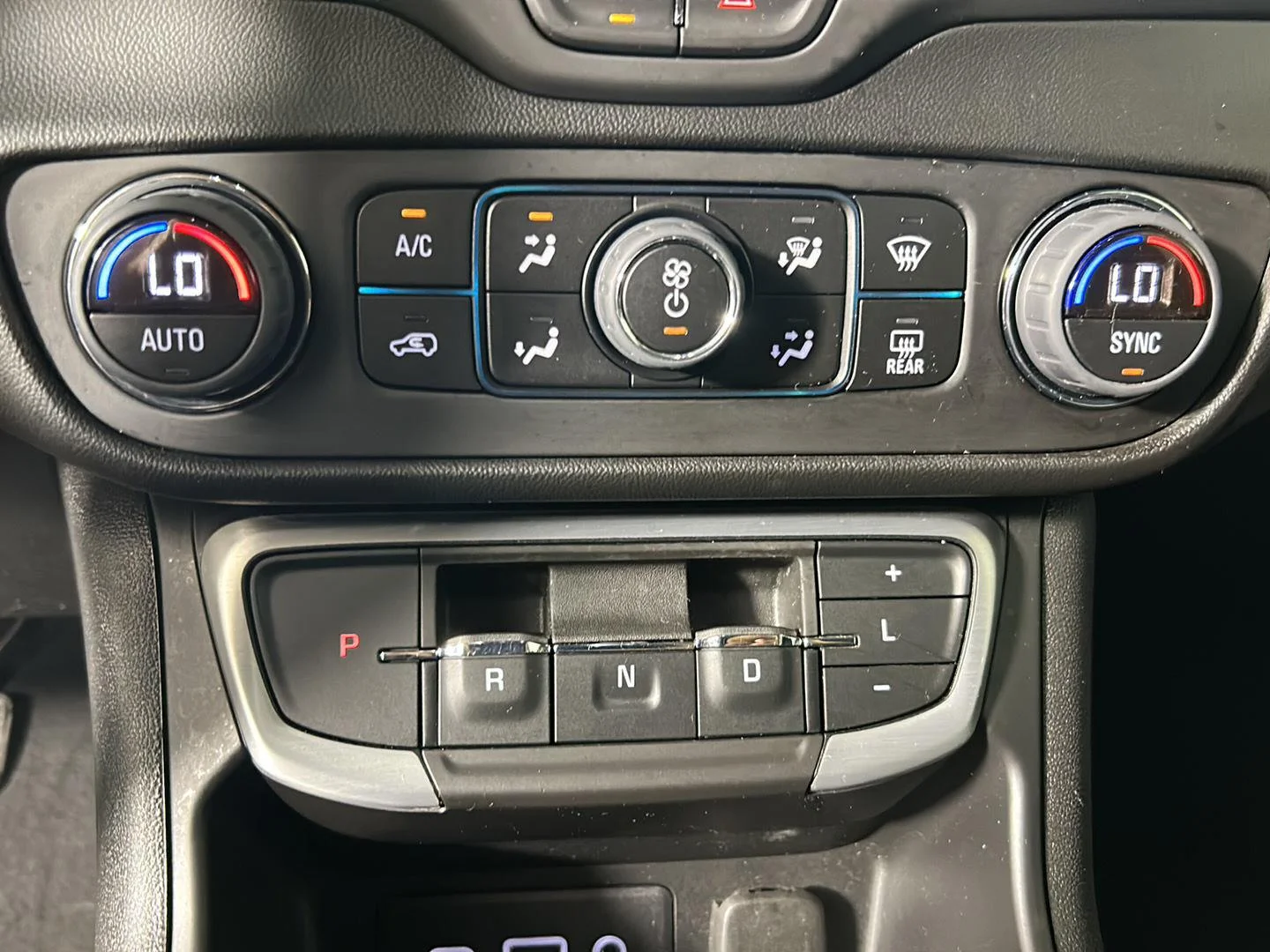 Used 2023 Summit White GMC SLE image 19