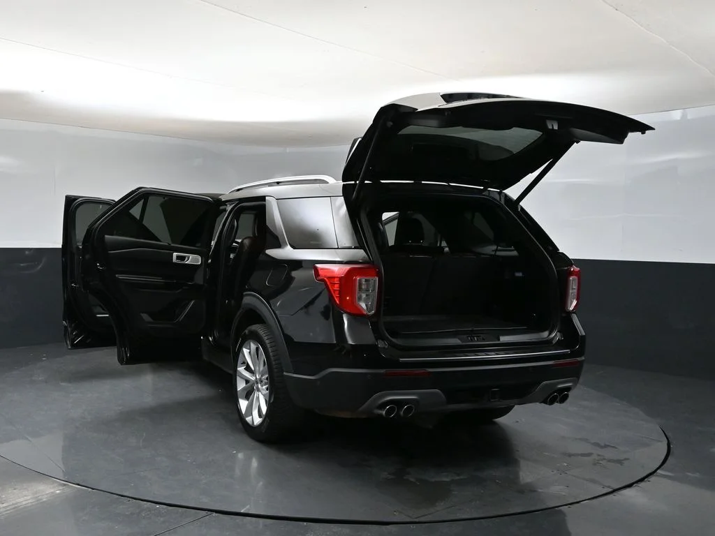 Used 2021 Black Metallic Ford Platinum image 42