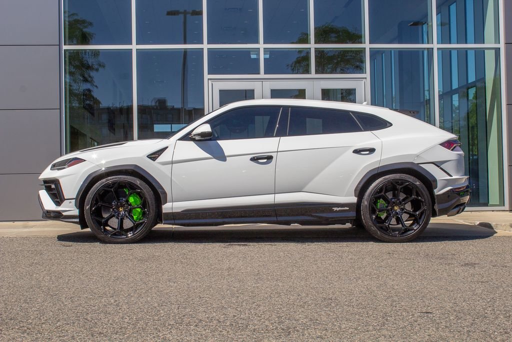 Used 2024 White Lamborghini Performante image 7