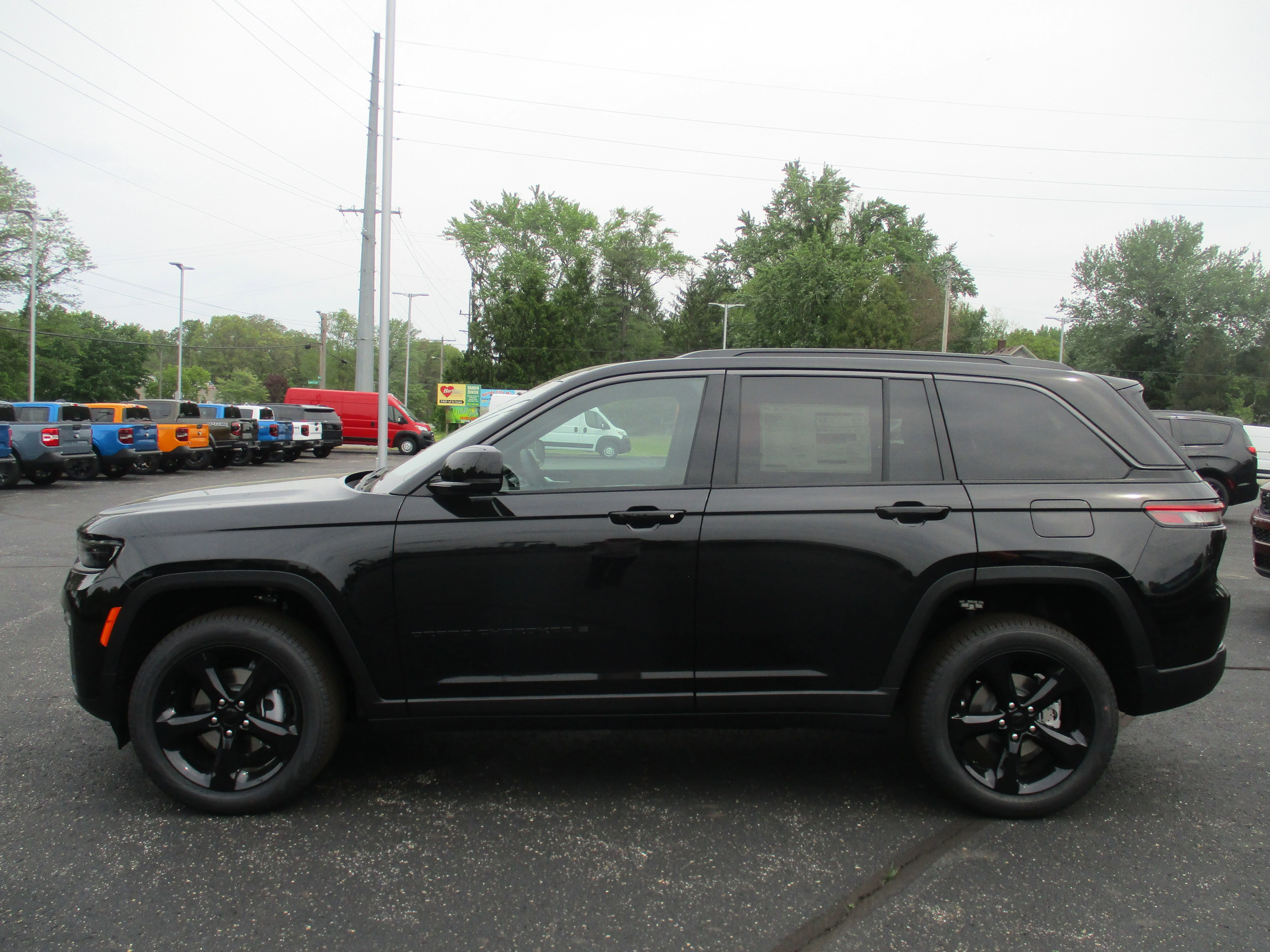 New 2026 Diamond Black Crystal Pearl-Coat Exterior Paint Jeep Limited image 33