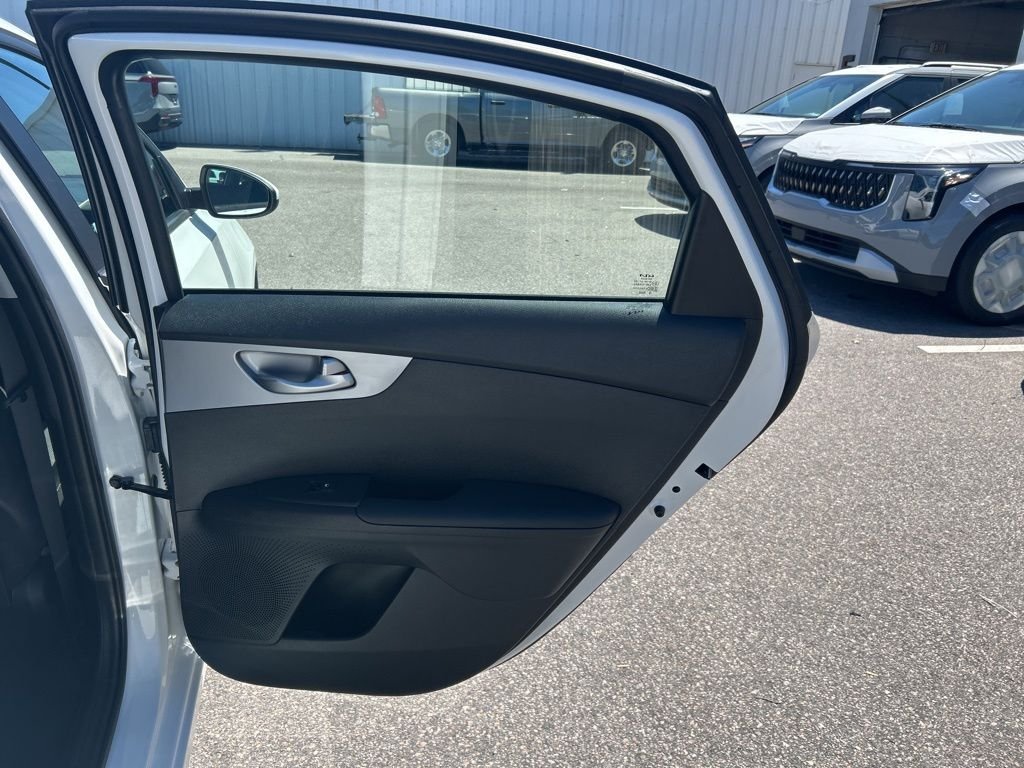 Used 2023 White Kia LXS image 20