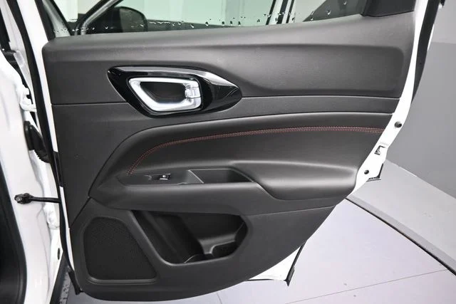 New 2026 Bright White Clear-Coat Exterior Paint Jeep Trailhawk image 22
