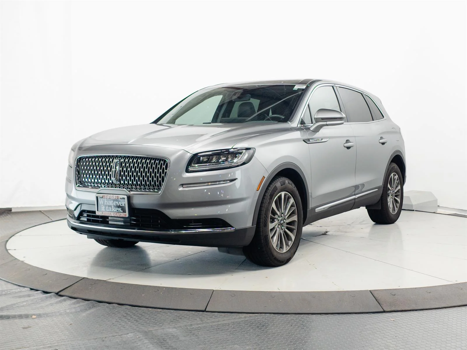 Used 2023 Silver Lincoln Reserve image 3