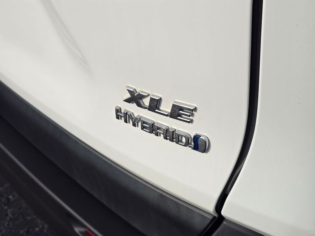 Used 2020 White Toyota XLE image 12