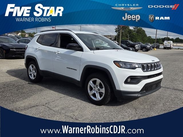 Used 2023 White Jeep Latitude image 1