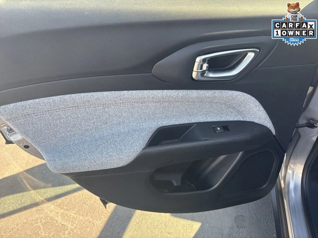 Used 2022 Silver Jeep Latitude Lux image 26