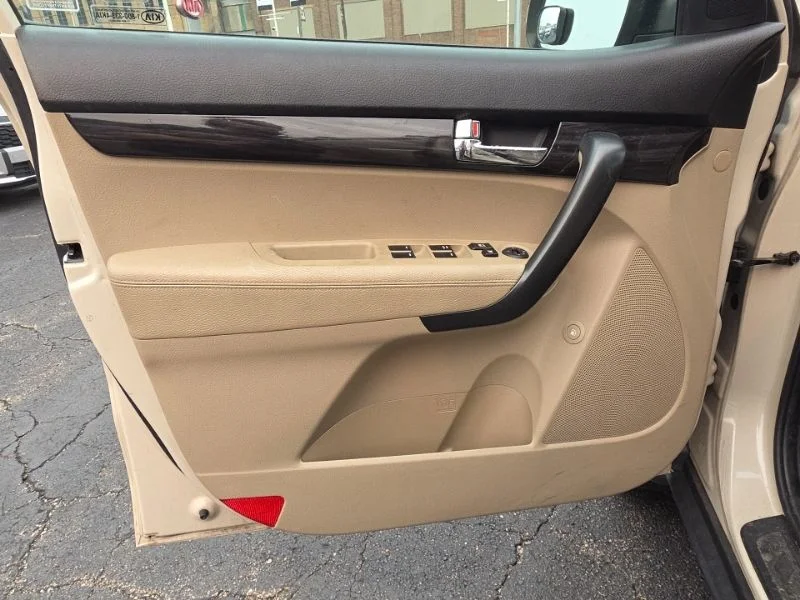 Used 2011 White Kia LX image 9