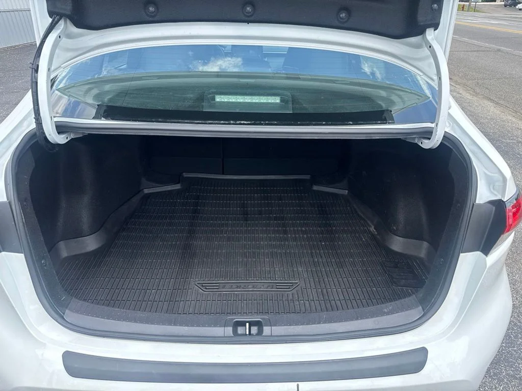 Used 2022 White Toyota LE image 17