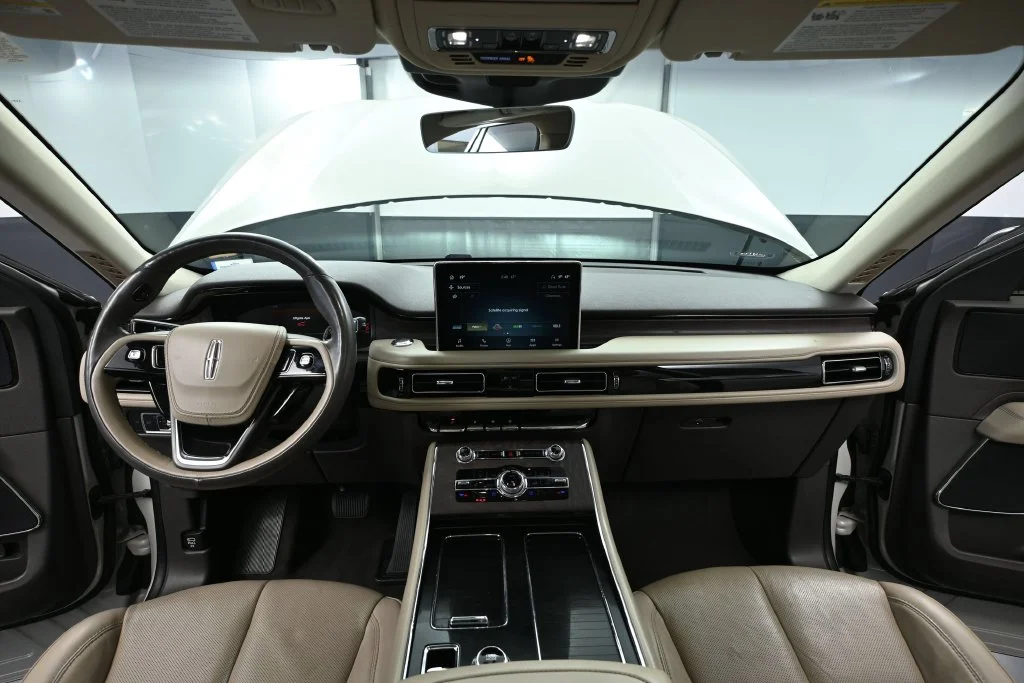 Used 2023 White Lincoln Reserve image 20