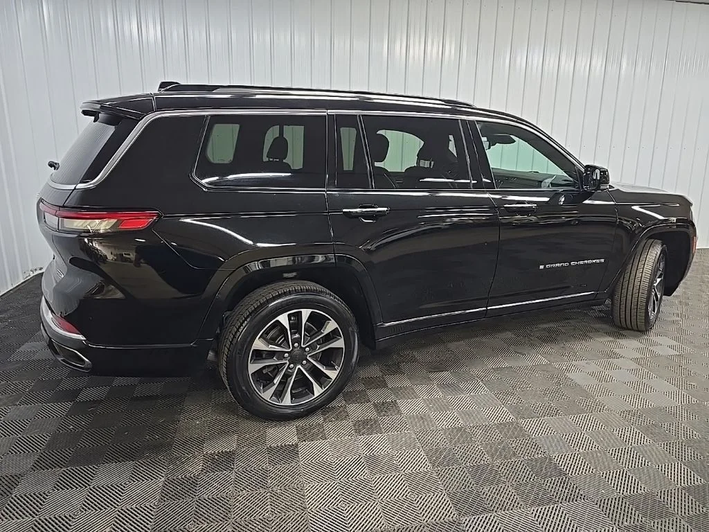 Used 2021 Diamond Black Jeep Overland image 3