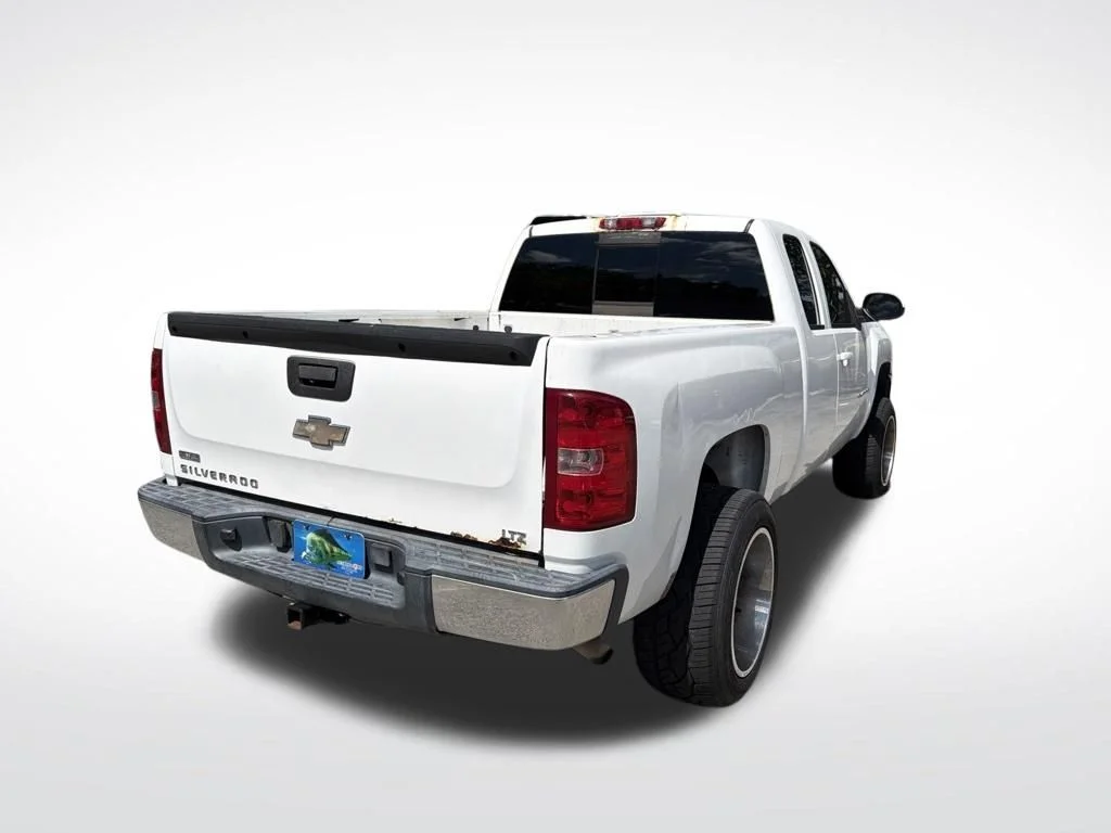 Used 2009 Summit White Chevrolet LTZ image 5